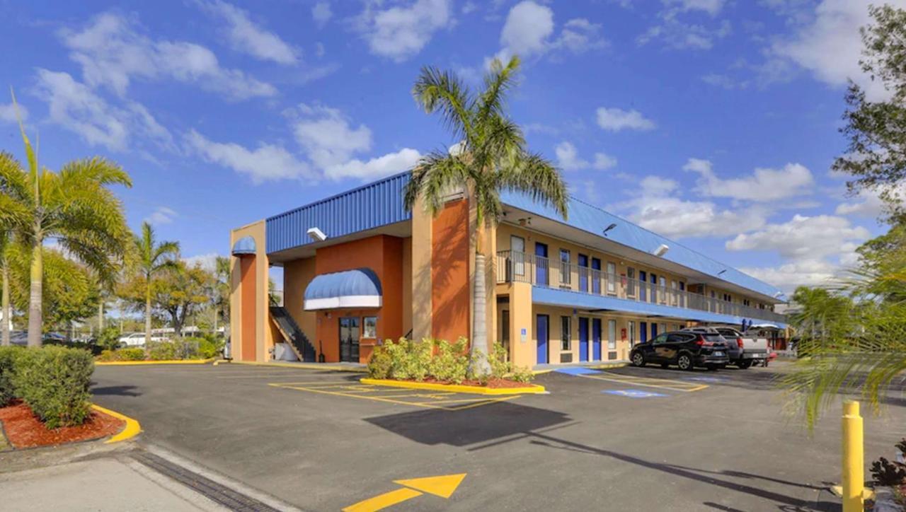Magnuson Hotel Bradenton Buitenkant foto