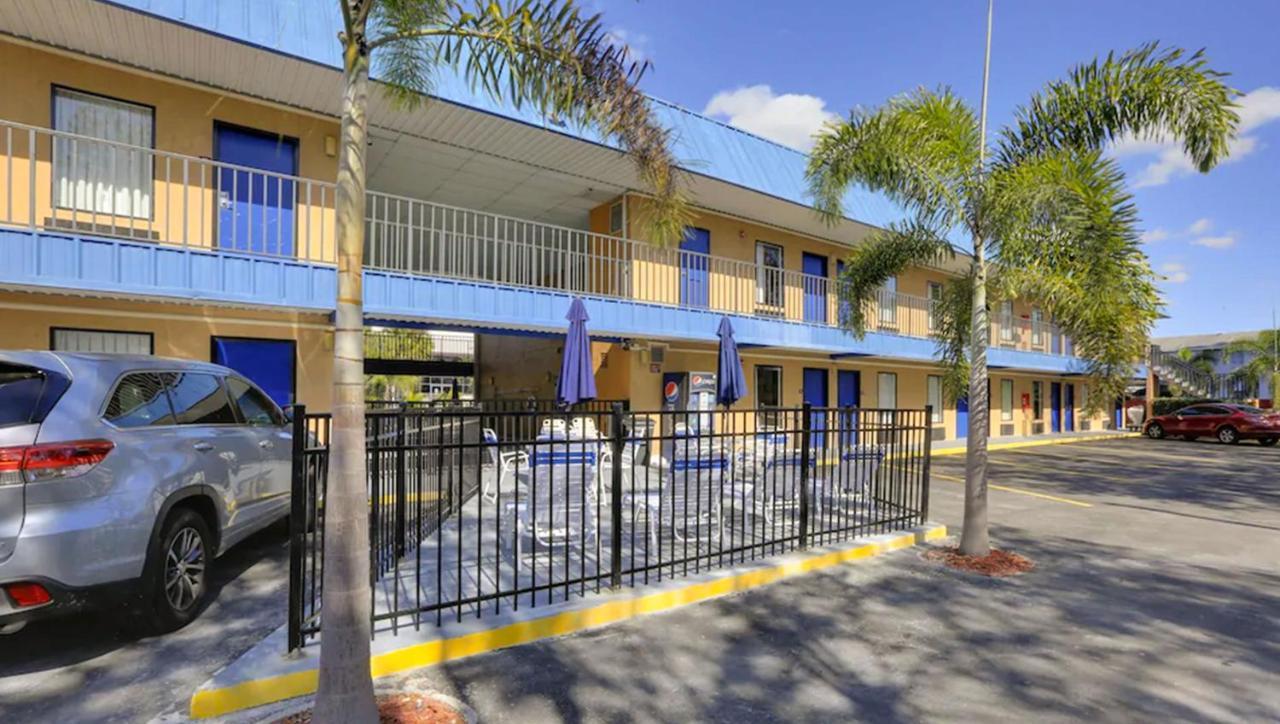 Magnuson Hotel Bradenton Buitenkant foto